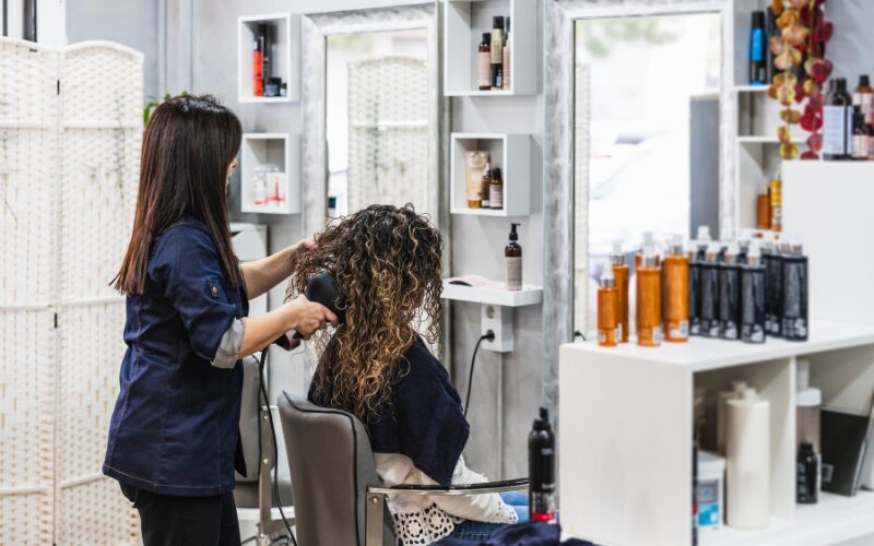 Website tiệm tóc: Giải pháp thu hút khách hàng cho salon tóc nhỏ