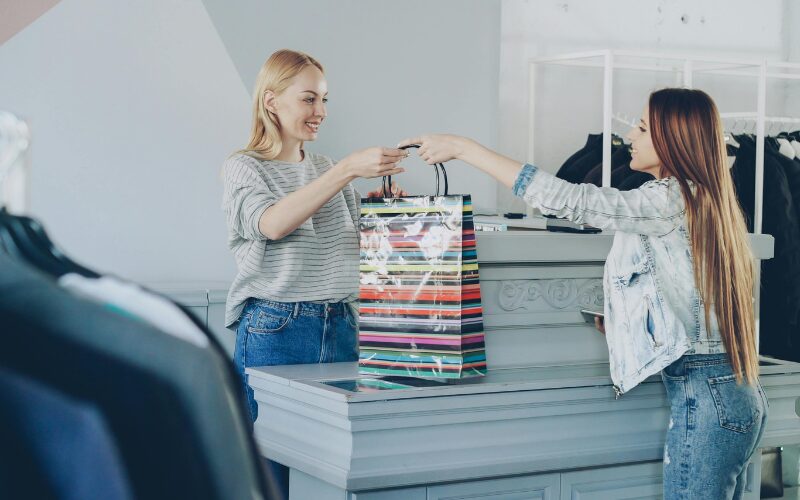 Xây dựng thương hiệu cá nhân: Giải pháp giữ chân khách hàng và phát triển bền vững